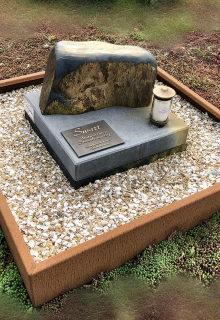 Ruwe (zwerf) kei urn-monumenten