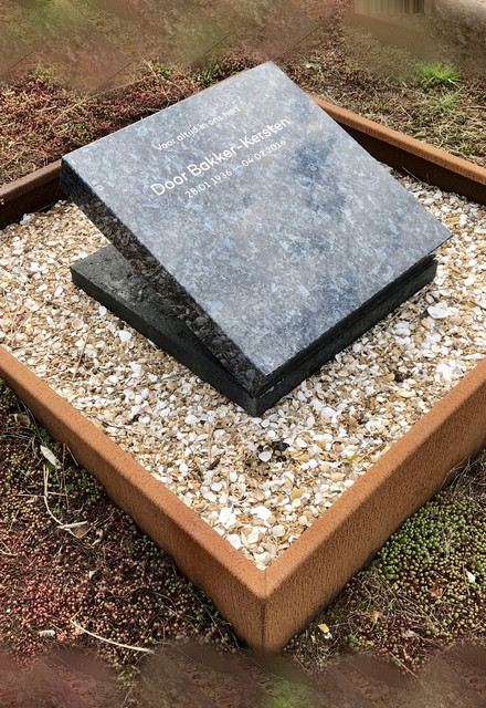 Natuursteen urn-monumenten