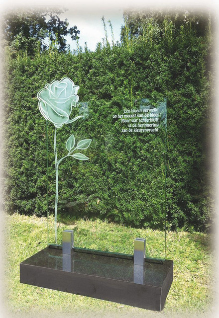 Glazen monument met gezandstraalde roos